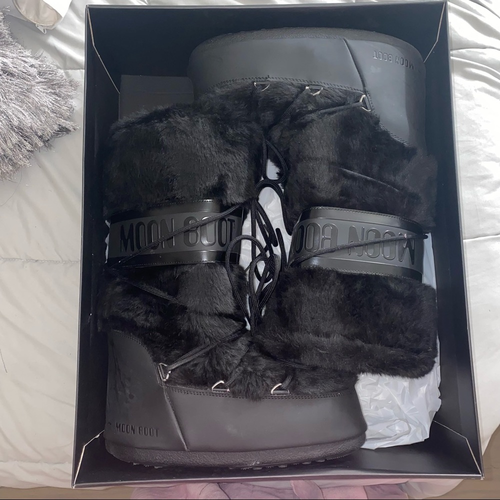 Fur Moon boots